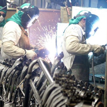 Produção industrial cresce 0,3% de abril para maio