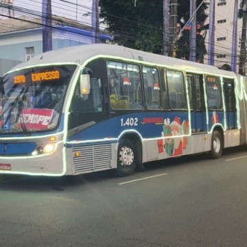 Ônibus entra no clima do Natal e transporta passageiros para doar sangue 