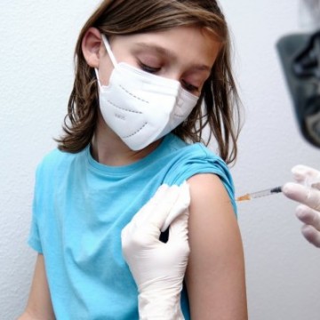 Biomédica explica que a vacina para crianças, será diferente das aplicadas nos adultos e a dosagem será menor