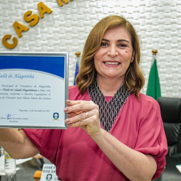 Simone Santana recebe título de cidadã de Alagoinha