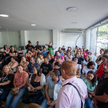 Grupo de professores fazem assembleia na recepção da prefeitura de Santa Cruz e tumulto suspende atendimentos da Secretaria de Receita 