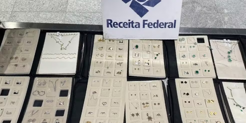 Receita Federal apreende bagagem com R$ 1 milhão em joias no Aeroporto do Recife O passageiro que despachou a bagagem estava a caminho de Salvador