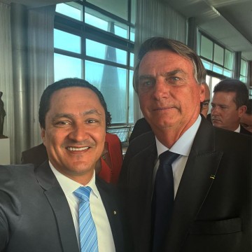 André Ferreira participa de culto ao lado de Bolsonaro na Câmara Federal e confirma presença do presidente na Marcha para Jesus
