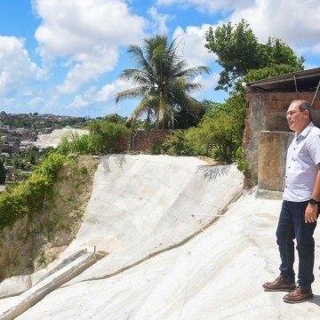 Prefeito Mano Medeiros entrega obras de contenção em Jardim Monte Verde