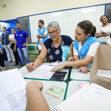 Governo de Pernambuco entrega 261 escrituras de moradias na Zona Norte do Recife