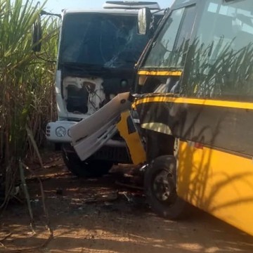 Colisão entre ônibus escolar e caminhão deixa 17 feridos em Lagoa de Itaenga