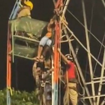 Prefeitura do Jaboatão interdita parque de diversões após crianças ficarem presas em roda-gigante 
