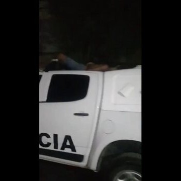 Adolescente que dormiu em cima de uma viatura da PM, no Agreste, é apreendido; homem que gravou imagens foi detido