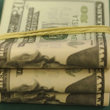 Dólar sobe quase 2% e aproxima-se de R$ 4,90 após corte de juros