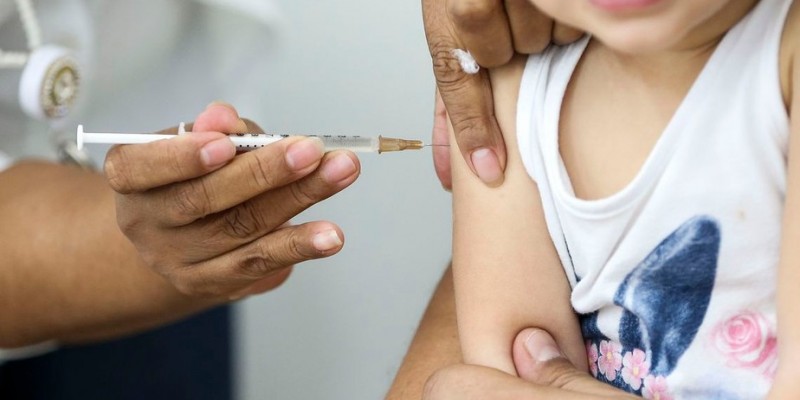 A vacinação é para crianças de 1 a menos de cinco anos de idade.Além da vacinação contra a poliomielite, a ação envolve ainda a atualização do cartão de vacina