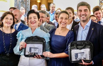 Kaio Maniçoba e prefeita Rorró Maniçoba recebem novos ônibus escolares para Floresta em cerimônia no Palácio do Campo das Princesas