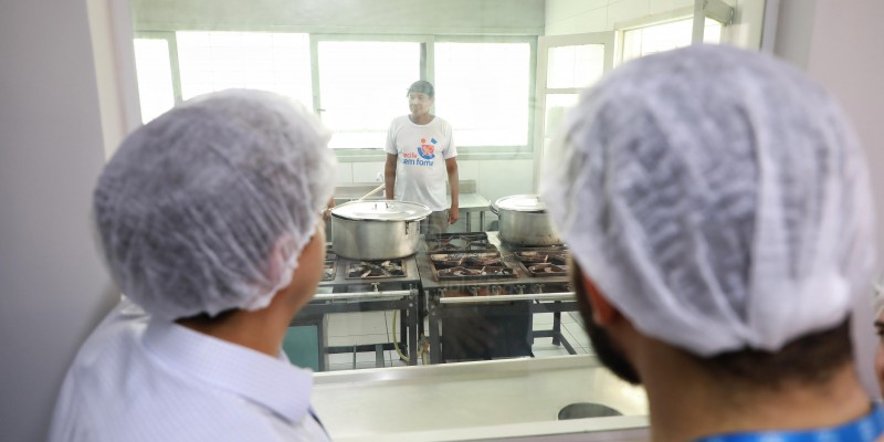 Centro funciona no bairro de Torreão e pode produzir até 1000 refeições por dia