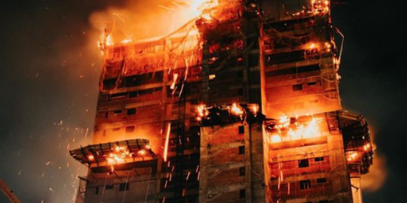 O incêndio, que aconteceu na última quinta-feira (28), atingiu a parte superior do prédio de 28 andares