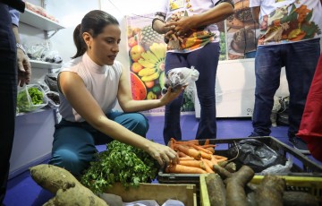 Raquel Lyra participa da abertura da 1ª Feira Integrada de Produtos da Agricultura Familiar no estado