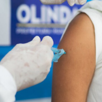 Olinda recebe primeiro lote de vacinas contra a dengue e inicia imunização nesta terça