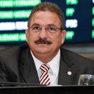 Eriberto Medeiros assume o governo de Pernambuco