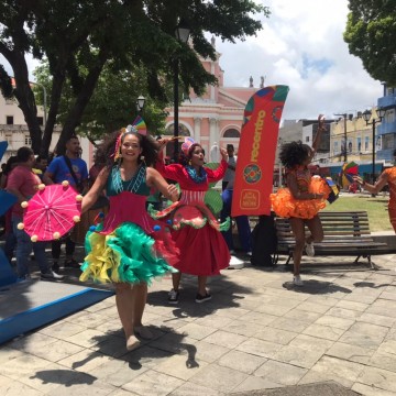 Prefeitura do Recife leva animação ao comércio do centro com muito frevo