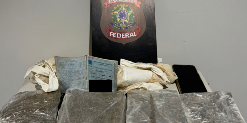 Os policiais federais conseguiram identificar 4 tabletes de skunk fixados em seu corpo com ataduras, em um voo partindo de Belém, no Pará, para o Recife