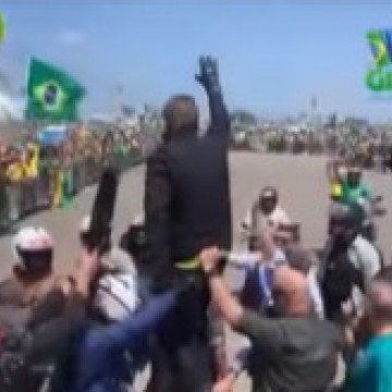 Bolsonaro desembarca em Pernambuco para iniciar motociata