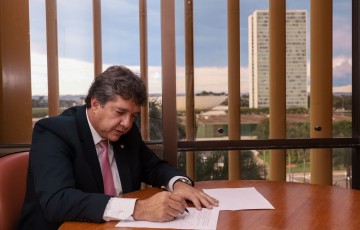 Guilherme Uchoa Jr apresenta seu primeiro projeto na Câmara Federal