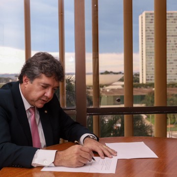 Guilherme Uchoa Jr apresenta seu primeiro projeto na Câmara Federal