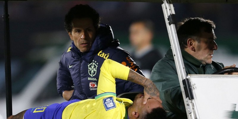 Atacante sofreu a lesão na derrota do Brasil para o Uruguai