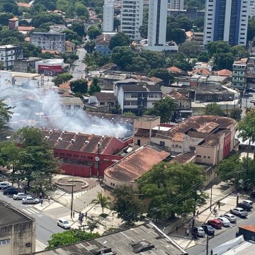 Incêndio atinge Mercado da Encruzilhada na manhã deste domingo (3) 