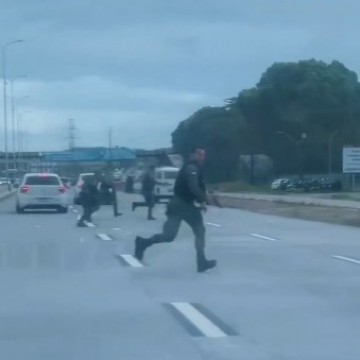 Vídeos que circulam na internet mostram troca de tiros e perseguição policial na BR-232