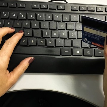 Câmara aprova urgência para PL que limita juros do cartão de crédito