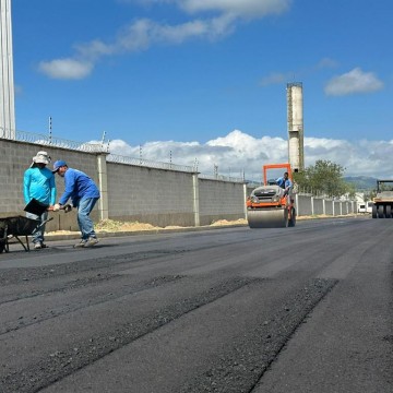Prefeitura de Caruaru inicia aplicação de asfalto em via de acesso ao Aeroporto Oscar Laranjeira