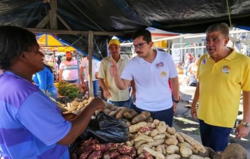 Eriberto Filho realiza visita a feirantes em Timbaúba