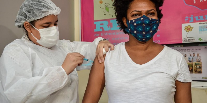 Neste sábado (05), a Prefeitura de Camaragibe dará início à vacinação para pessoas a partir dos 50 anos. Com isso, será realizado um grande mutirão na cidade apenas para este público