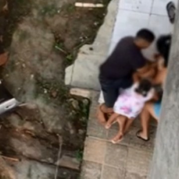 Preso homem que foi filmado agredindo mulher na frente da filha em Carpina