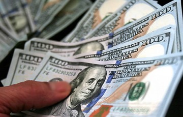 Dólar dispara com crises internacionais