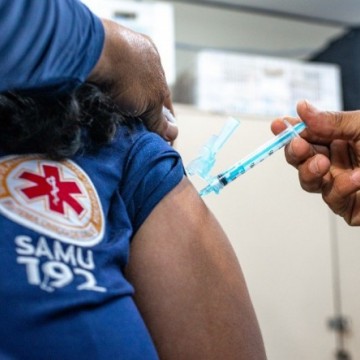 Profissionais do Samu Recife começam a receber segunda dose da vacina contra a Covid-19