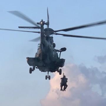 Com suspeita de infarto, tripulante turco é resgatado de navio na costa pernambucana e levado de helicóptero para hospital no Recife