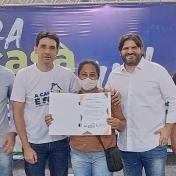 Vinicius Labanca e Silvio Costa Filho entregam 320 títulos de posse de casa em São Lourenço da Mata