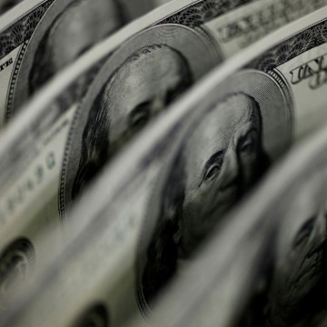  Dólar cai para R$ 5,55 em dia de ajustes no mercado