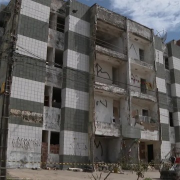 Por risco de desabamento, prédio em Olinda é desocupado; imóvel será demolido