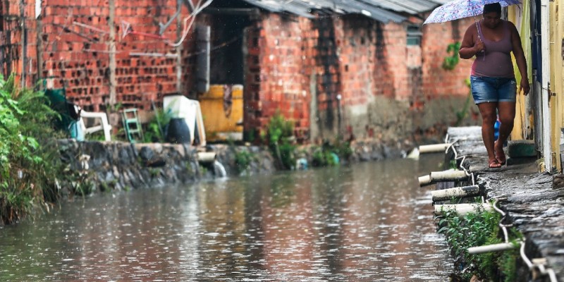 Chuva no município de Sanharó causa alagamento e deixa pessoas desalojadas.