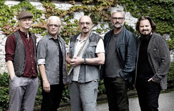 Ian Anderson e Jethro Tull assinam o álbum The Zealot Gene