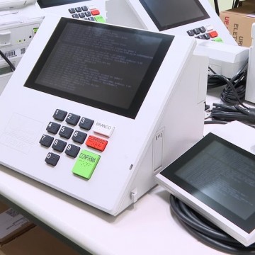 O Tribunal Regional Eleitoral de Pernambuco recebe 1.300 novas urnas eletrônicas
