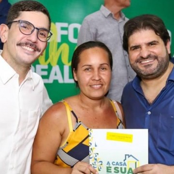 Eriberto Filho prestigia entrega de 400 títulos de propriedade em São Lourenço da Mata 