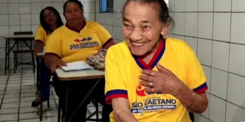 Maria Joaquina parou de trabalhar aos 84 anos e se dedica a estudar em uma turma da Educação de Jovens e Adultos (EJA).