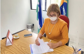 Prefeita Ana Célia paga auxílio tecnológico para profissionais da educação de Surubim