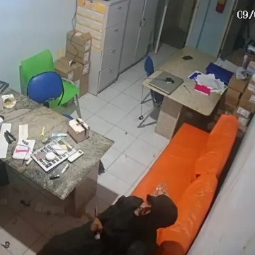 Homem invade casa lotérica e rouba R$ 200 mil em Salgueiro; ele segue foragido