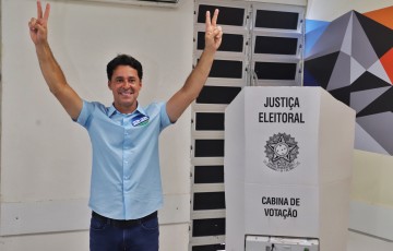 Em Jaboatão, Anderson registra voto e afirma confiança na vitória 