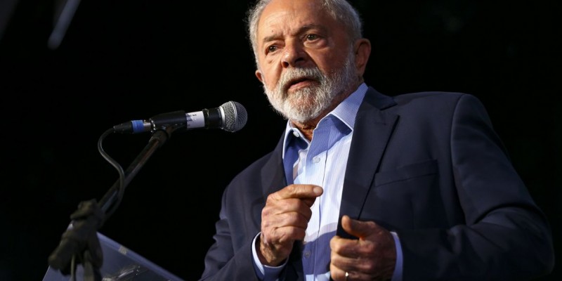 Segundo o boletim médico, a cirurgia foi bem-sucedida e o estado de saúde de Lula é estável