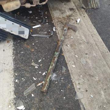Motorista embriagado atinge parabrisa de caminhonete com machado em Igarassu