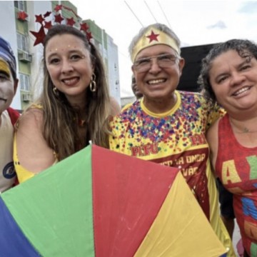 Elias prestigia prévias carnavalescas no Jaboatão 